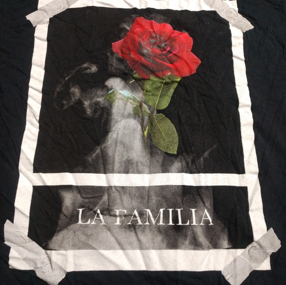 Adult Size Small La Familia Rose Picture Shirt Great Gently Used Condition - Picture 4 of 4
